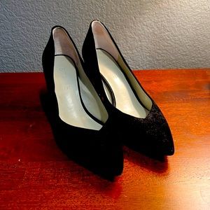 1State pointed heels